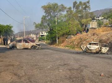 CJNG se enfrenta a La Familia Michoacana en carretera Zitácuaro-Tuzantla; incendian vehículos y lanzan explosivos