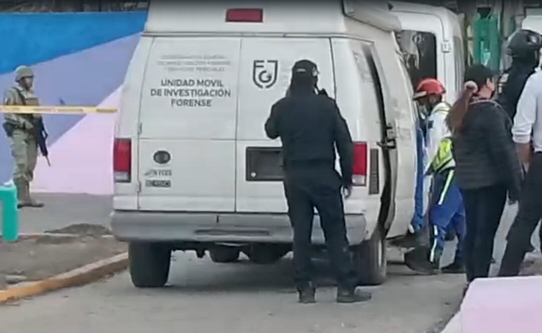 Peritos de la Fiscalía General de Justicia de la Ciudad de México retiran en una bolsa cadavérica  restos humano hallado sobre el camellón de Eje central Lázaro Cárdenas casi esquina Poniente 112 donde hace unos meses fué retirado un campamento migrante. Foto: Captura de pantalla