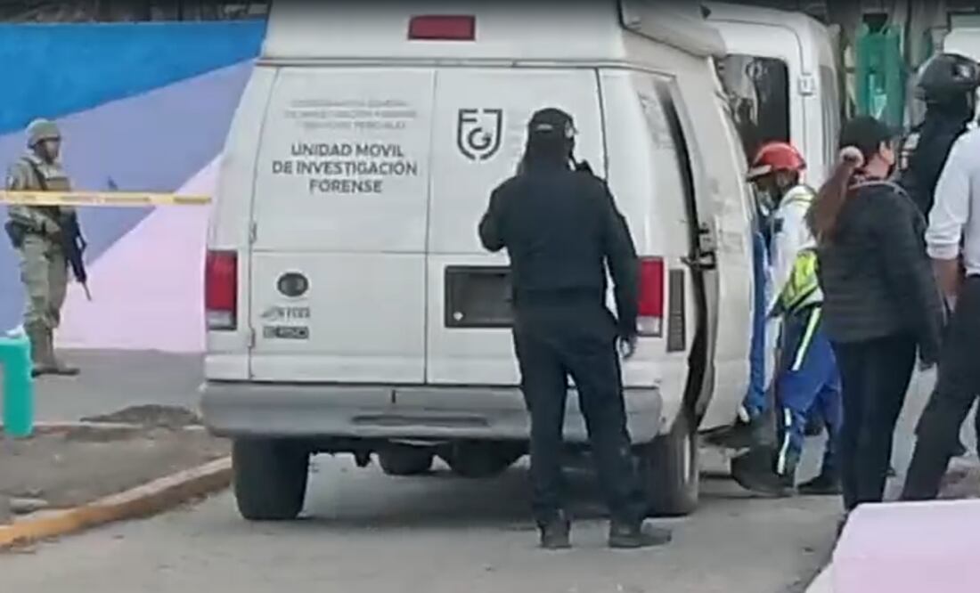 Peritos de la Fiscalía General de Justicia de la Ciudad de México retiran en una bolsa cadavérica  restos humano hallado sobre el camellón de Eje central Lázaro Cárdenas casi esquina Poniente 112 donde hace unos meses fué retirado un campamento migrante. Foto: Captura de pantalla