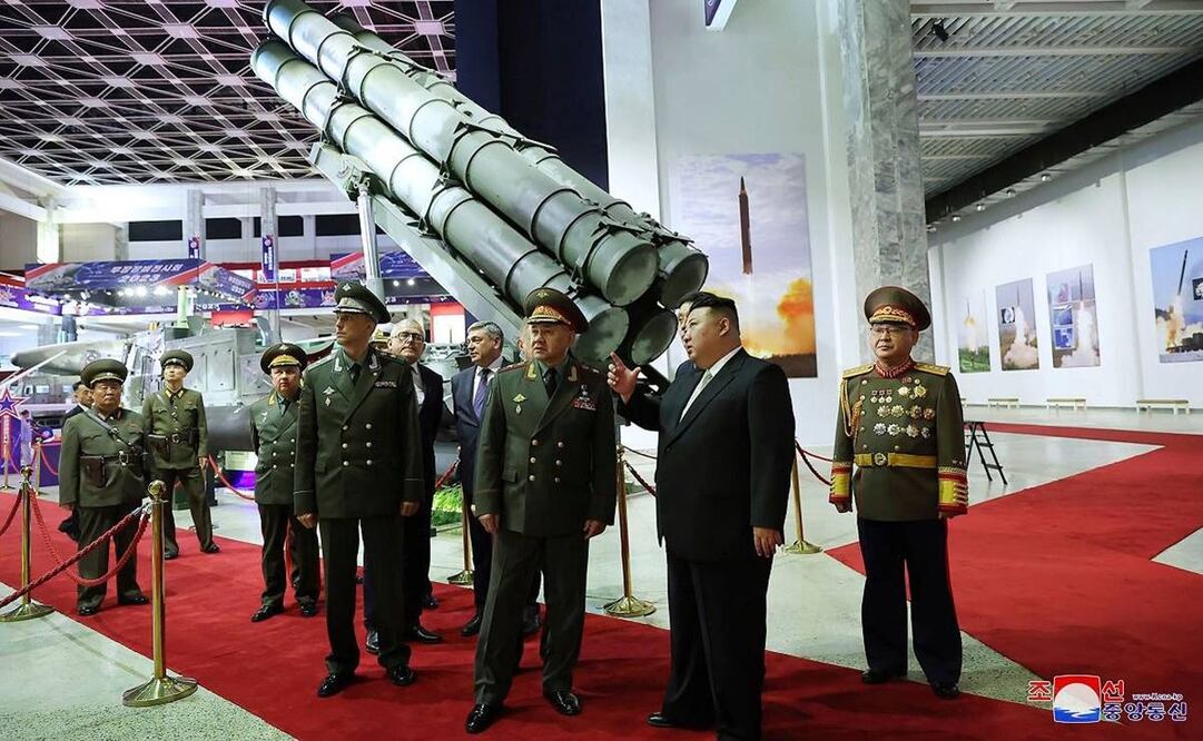Kim Jong-un y el ministro de Defensa ruso, Sergei Shoigu, en una exposición de armas en Pyongyang. Foto: AP