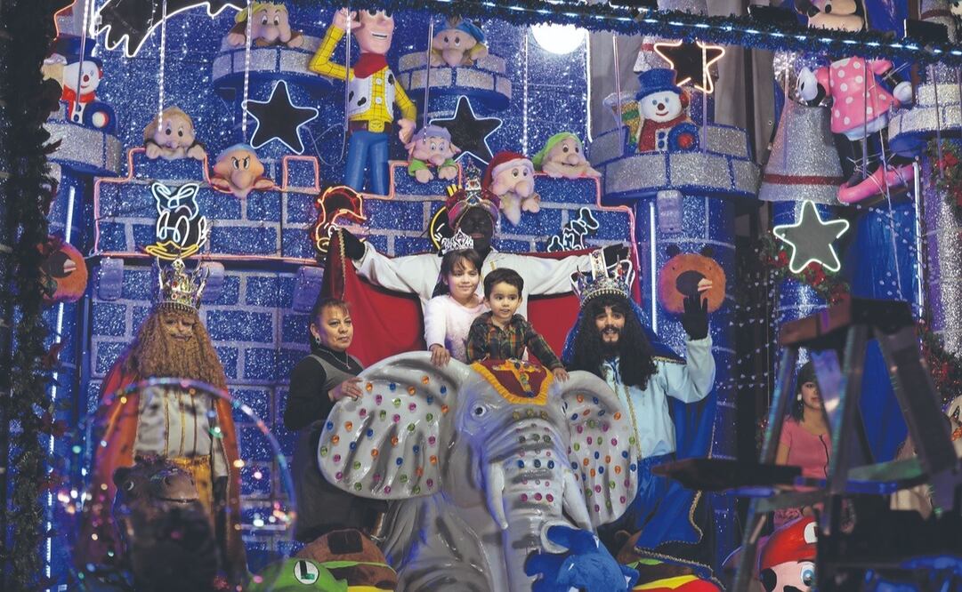 La familia Carranza lleva tres generaciones en el oficio de la tradicional foto con los reyes magos. Foto: Diego Simón Sánchez / El Universal (06/01/2025)