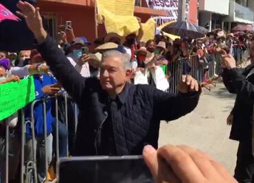 Entre abrazos, besos, “El Rey” y firmas de su libro, AMLO “se deja querer” en Hidalgo