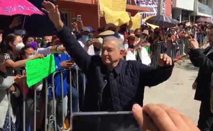 Entre abrazos, besos, “El Rey” y firmas de su libro, AMLO “se deja querer” en Hidalgo