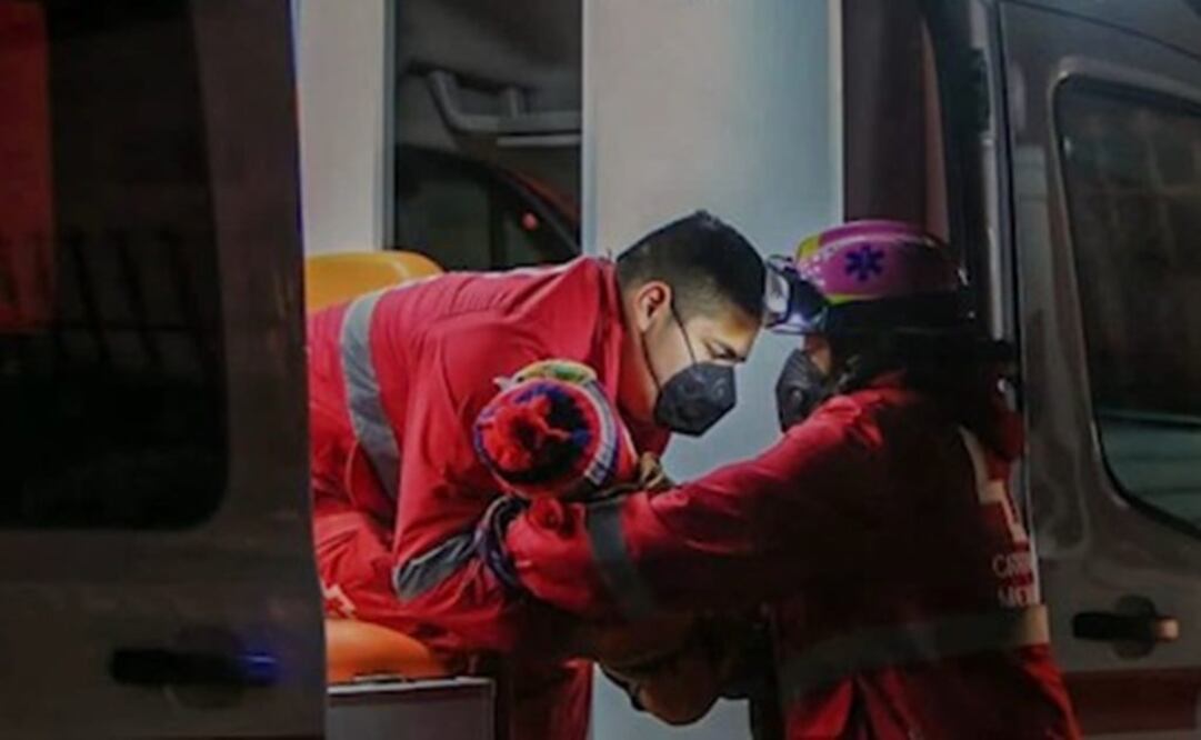 El menor fue auxiliado por rescatistas y ya se encuentra con su madre.