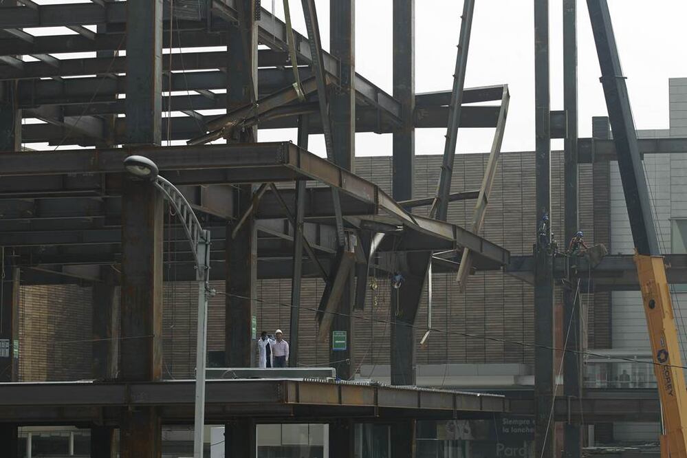 Una estructura metálica de las obras para ampliar el centro comercial Parque Delta colapsó alrededor de las 09:30 horas.