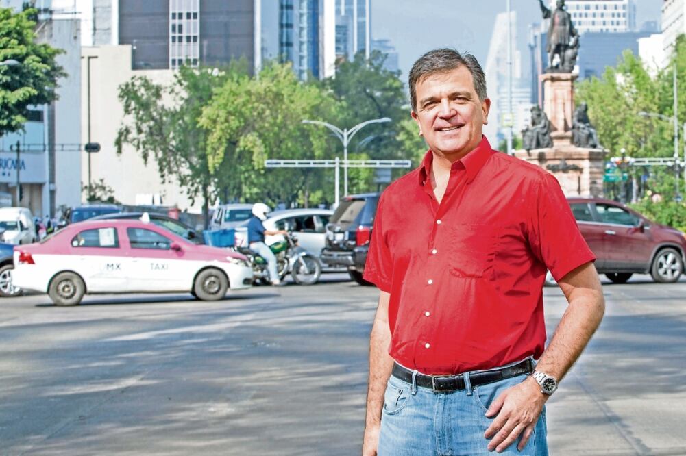 Xavier González expresó que la capital enfrenta un deterioro en la actual administración de Miguel Ángel Mancera, pero también lo atribuyó a acciones en las gestiones anteriores de Andrés Manuel López Obrador y Marcelo Ebrard. (CAMILA MATA. EL UNIVERSAL)