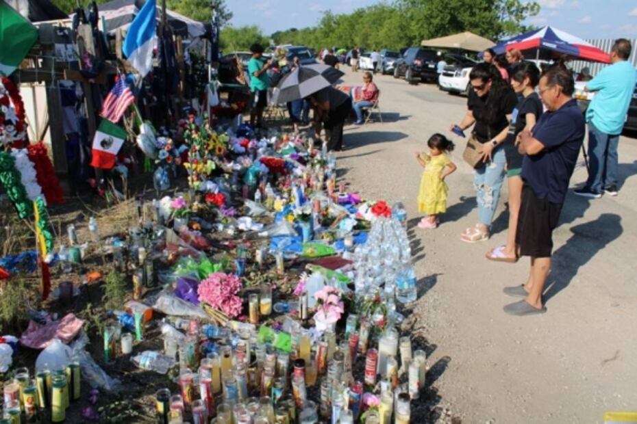 Cruces y veladoras se multiplican en memorial; habitantes de San Antonio recuerdan a migrantes