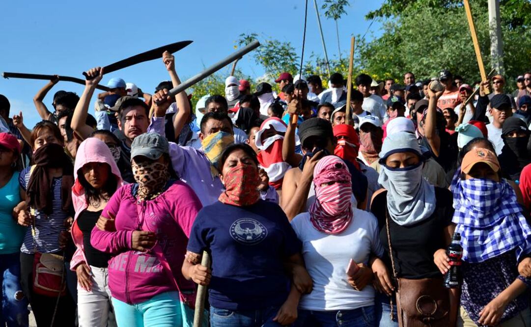 Policías fueron asegurados por los pobladores de Tlapa luego de la captura de algunos de sus compañeros: FOTO: Salvador Cisneros