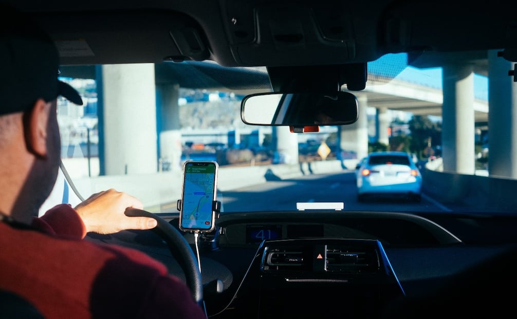 Revisa si tu auto cuenta con carga inalámbrica para celulares. Foto: Unsplash