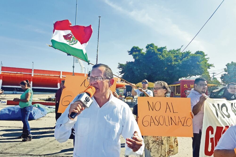 Con mantas, ciudadanos de Ciudad Victoria, Tamaulipas, protestaron contra el alza en el combustible. (ROBERTO AGUILAR. EL UNIVERSAL)
