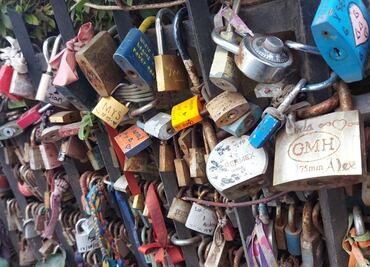 Como en París, pero en la reja del Museo del MODO, cuelga un candado con tu ser amado