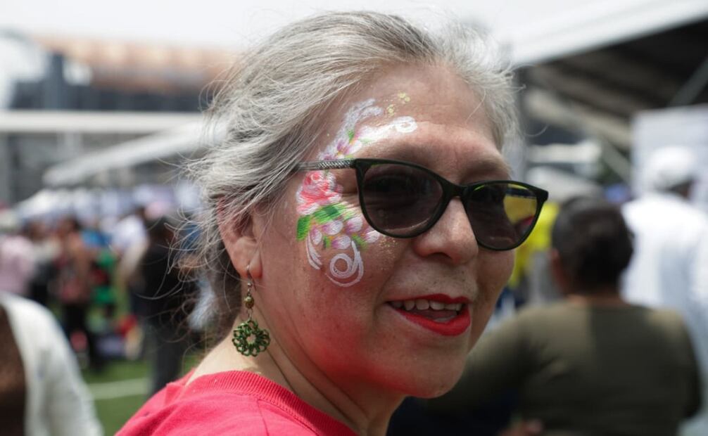 Además del bailongo, las y los abuelitos pudieron jugar, divertirse y pintarse su rostro para recordar su niñez y juventud, pues total, la eded sólo es un número.
Foto: Carlos Mejía/ EL UNIVERSAL