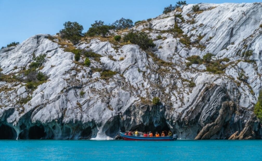 Dónde están las fascinantes cuevas de mármol de color azul