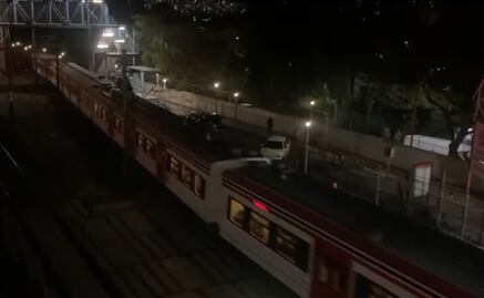 Tren Suburbano restablece servicio tras caer camioneta a vías
