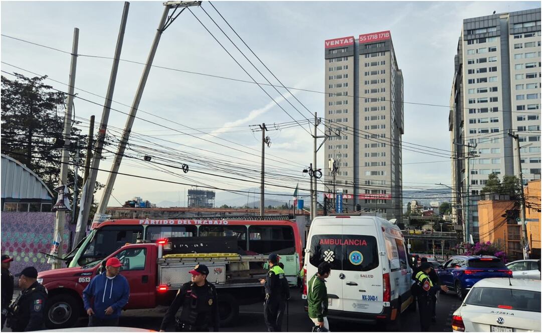 Camión de pasajeros de la ruta 43 chocó contra un poste de luz en la colonia Olivar de los Padres. Foto: Juan Carlos Williams