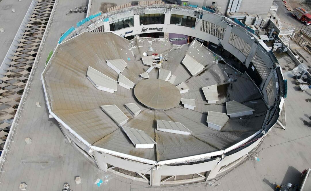Fotografía aérea del techo colapsado del comercial Real Plaza este sábado, en Trujillo (Peú). Foto: EFE