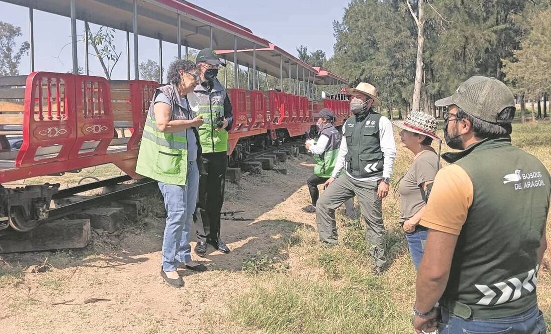 Myriam Urzúa, titular de Gestión Integral de Riesgos y Protección Civil, acudió a la zona para atender a las personas afectadas. También llegó Marina Robles, de Sedema. Foto: Especial