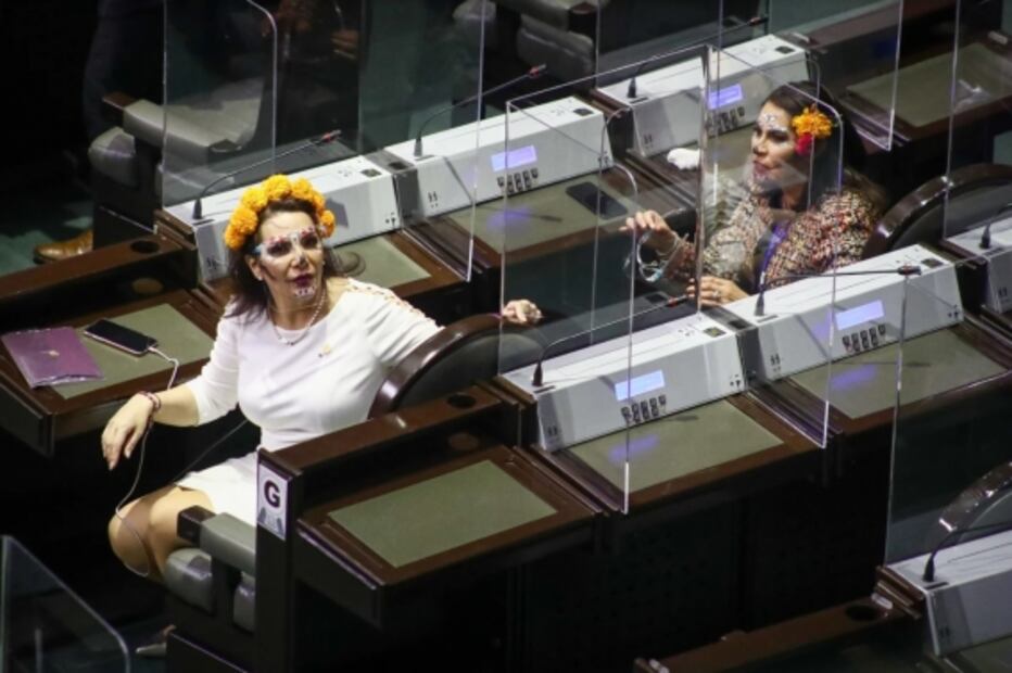 Poca venta, panteones cerrados, tradiciones interrumpidas. Una difícil temporada de Día de Muertos en imágenes