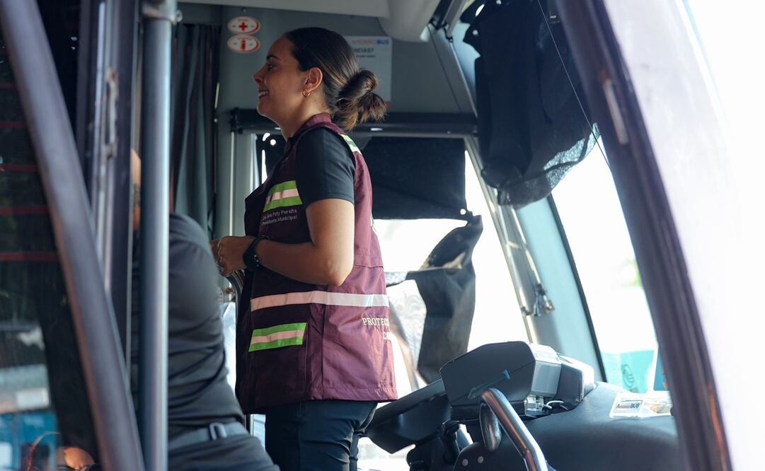 Ana Paty Peralta, alcaldesa de Cancún, supervisa el cobro de tarifas en transporte público de Cancún. Foto: Especial