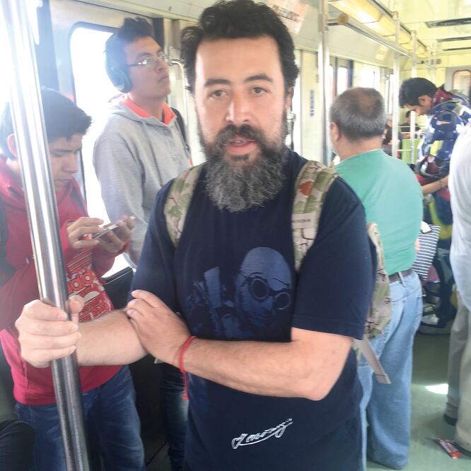 El músico dice que en esta ciudad es mejor movilizarse sin auto (ARIEL VELÁZQUEZ. EL UNIVERSAL)