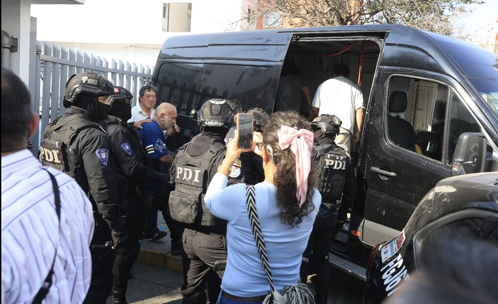 Fueron trasladados 18 personas de la Coordinación Territorial Cuh-1 de la Fiscalía General de Justicia capitalina al Reclusorio Norte en la Ciudad de México se les imputa robo, lesiones y tentativa de Homicidio, el 18 de noviembre de 2025. Al lugar llegaron familiares y activistas para tratar de impedir el traslado. Foto: Francisco Rodríguez/EL UNIVERSAL