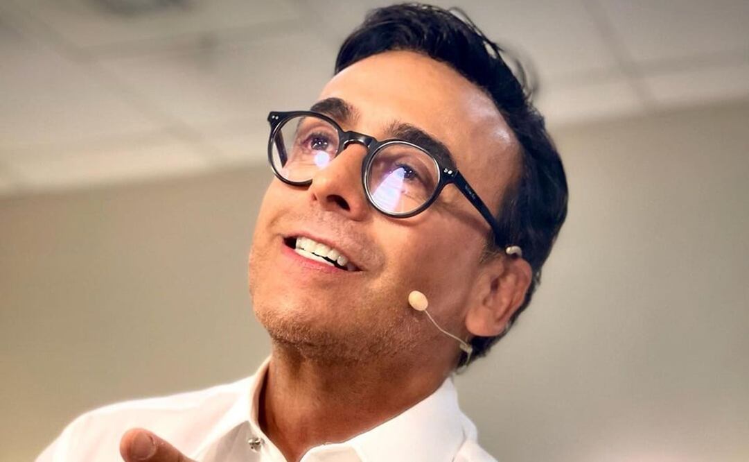 Adal Ramones ha sido uno de los conductores más exitosos de la televisión, pionero en la creación de monólogos en pantalla chica que en actualidad ha seguido vigente a través de la TV, el cine y el teatro con lo que ha tenido un acercamiento con su público y quien vive su segundo aire.