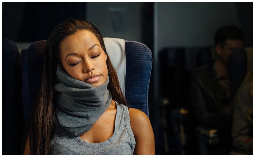 La Trtl Travel Pillow no solo es una bufanda, también funciona como soporte para la cabeza y el cuello. (Foto: cortesía: http://bit.ly/2aQEj0l)
