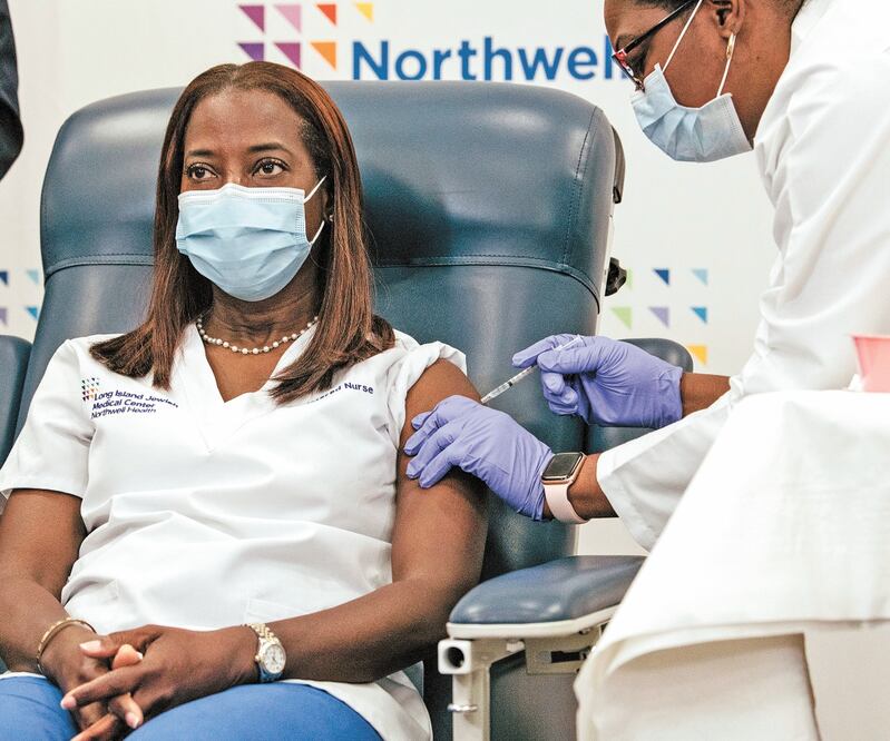 Sandra Lindsay, jefa del servicio de cuidados intensivos del Hospital Jewish Medical Center, fue la primera vacunada en todo Estados Unidos. XINHUA