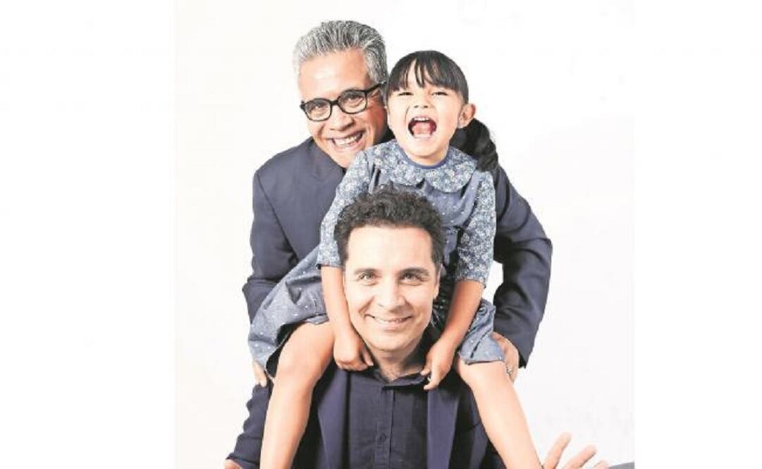 Jaime (standing), Alejandra and Felipe are the first same-sex family in Mexico. (Photo: Juan Carlos Reyes - Cristopher Rogel Blanquet / EL UNIVERSAL)