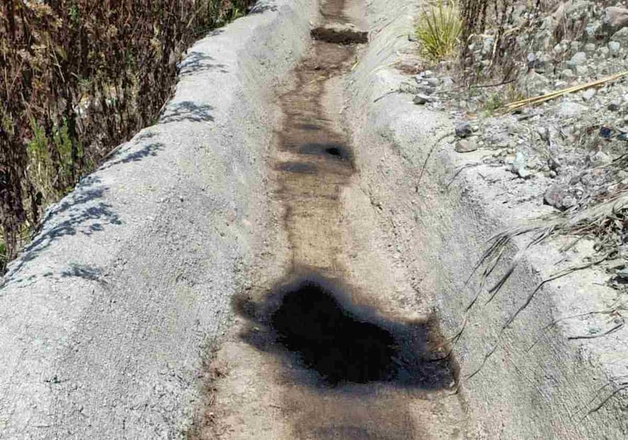 De acuerdo con un comunicado, “el escurrimiento fue a parar al río afectando los cárcamos del manantial de Agua Bendita que da servicio a la comunidad”. Foto: Especial