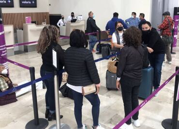 "No nos saben orientar": Pasajeros pierden sus vuelos tras extraviarse de camino al AIFA