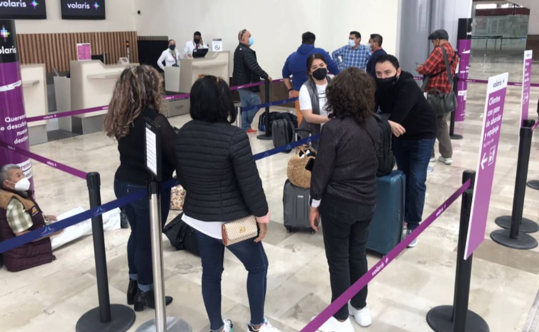 Foto: Emilio Fernández]/ Pasajeros dan su testimonio tras perder su vuelo en el AIFA  