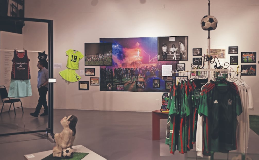 La exposición Tepito en la Cancha refleja, con objetos, fotografías, archivos personales, uniformes, trofeos y memoria viva, que el futbol de barrio forma parte de la identidad de quienes ahí habitan. De hecho se registra, con arte, el comercio pirata que distingue la zona. Foto: Carlos Mejía/ EL UNIVERSAL