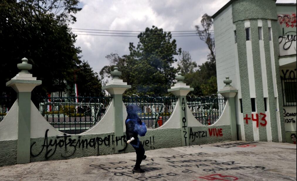 Normalistas de Ayotzinapa derribaron la puerta del Campo Militar Número Uno, con un camión que posteriormente incendiaron, en el marco al onceavo aniversario de la desaparición de los 43 estudiantes, en la Ciudad de México, el 25 de septiembre de 2025. Foto: Diego Simón Sánchez/EL UNIVERSAL