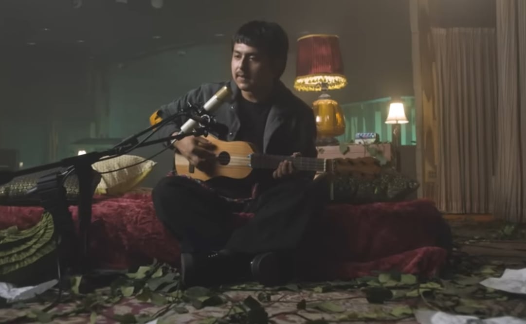 El cantautor mexicano lanzó una nueva canción inspirada en la serie de Max. Foto: YouTube.