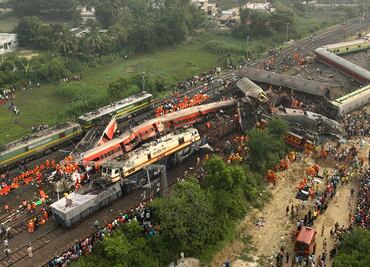 Vagones destrozados y cadáveres junto a las vías tras accidente de trenes en India