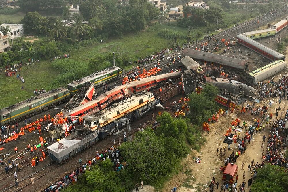 Los rescatistas, en el lugar del accidente de un tren de pasajeros, en el distrito de Balasore, en el estado de Orissa, en el este de India, el sábado 3 de junio de 2023.  Foto: AP