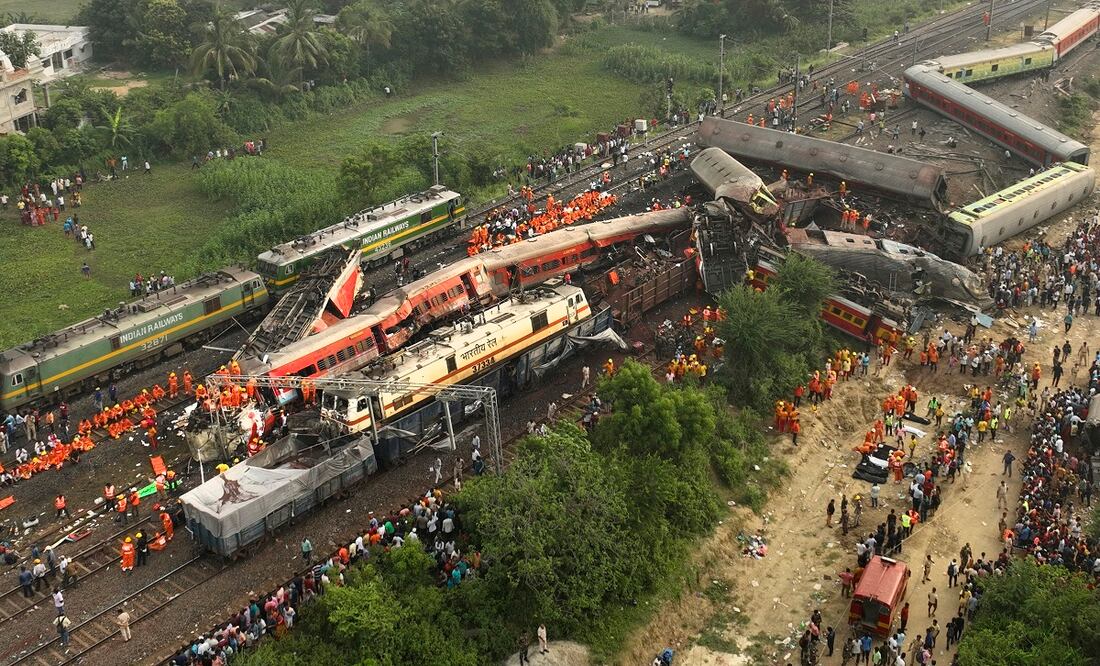 Los rescatistas, en el lugar del accidente de un tren de pasajeros, en el distrito de Balasore, en el estado de Orissa, en el este de India, el sábado 3 de junio de 2023. Foto: AP