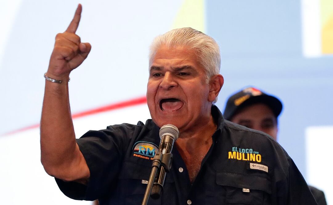 El presidente electo de Panamá, José Raúl Mulino, celebra frente a sus seguidores este domingo, en la Ciudad de Panamá. Foto: EFE