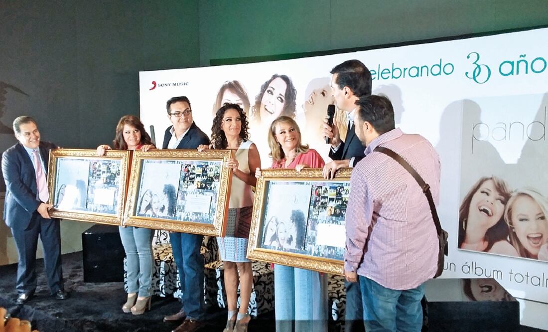 La disquera Sony Music les entrega a las cantantes un reconocimiento especial por tres décadas de trayectoria (ÉDGAR ESLAVA. EL UNIVERSAL)