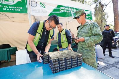 Entregan sus armas para salvaguardar a sus hijos