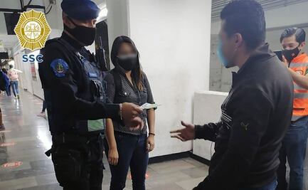 Usuario tira fajo de billetes en Tacubaya; mujer lo encuentra y se lo devuelve