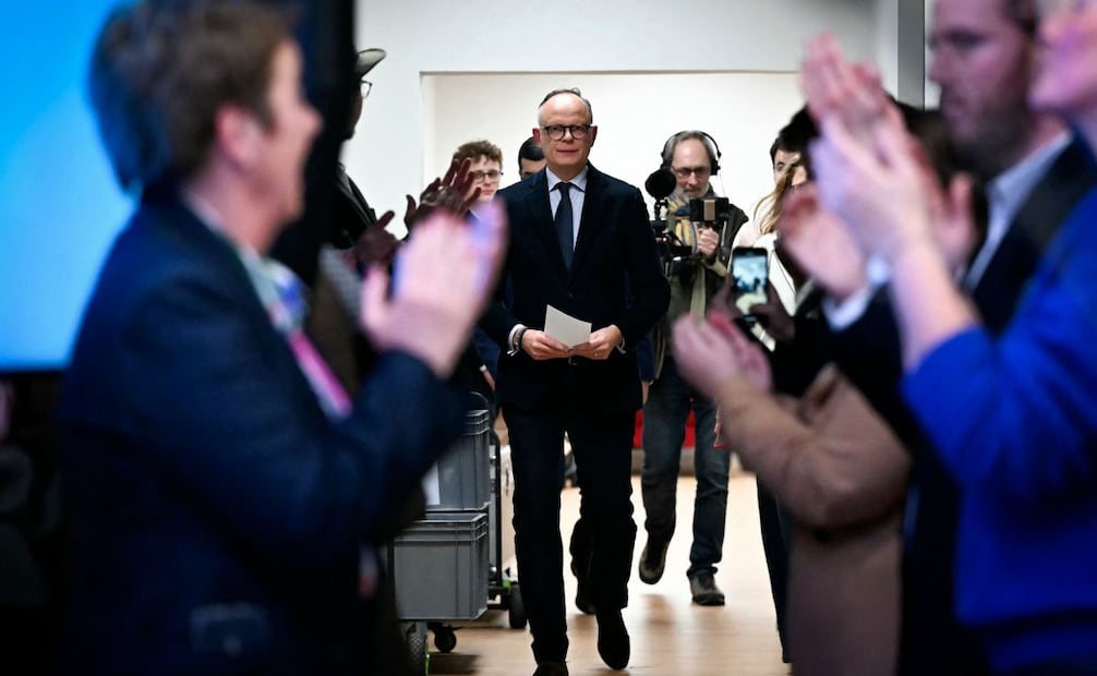 Edouard Philippe, actual alcalde de Le Havre y candidato del partido de centro-derecha Horizons a la reelección, llega para pronunciar unas palabras tras conocerse los resultados de la primera vuelta de las elecciones municipales de 2026 en Le Havre. (22/03/26) Foto: AFP