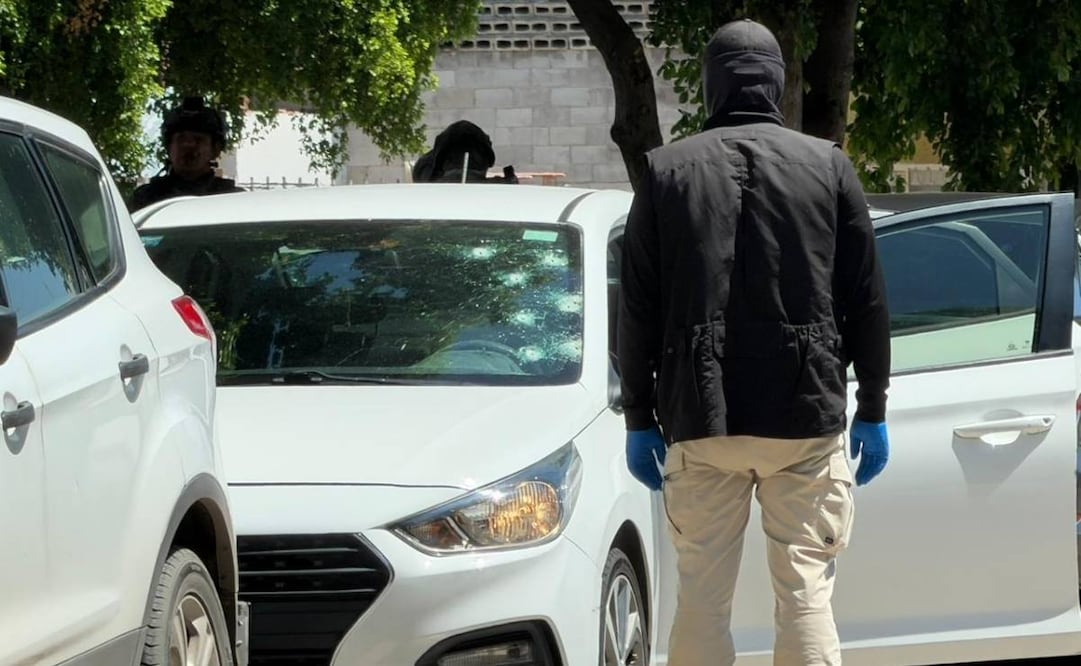 Personas armadas atacaron a balazos a una pareja en Culiacán, al ingresar a un vehículo. 04/09/2026. | Foto: Especial.