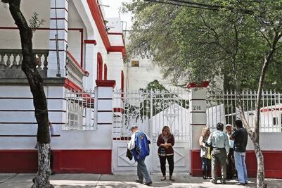 Van a entregar su queja... pero nadie los recibe en casa de AMLO