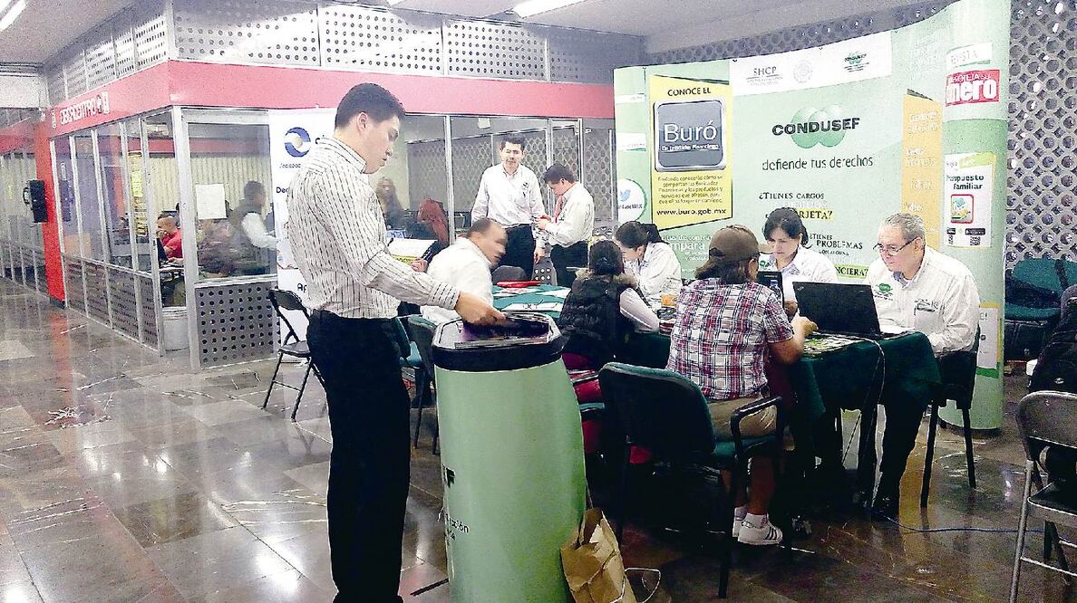 El módulo de Condusef fue instalado en la estación Tacubaya de la Línea 1 y la próxima semana se ubicará en la estación Pino Suárez (ANTONIO HERNÁNDEZ. EL UNIVERSAL)