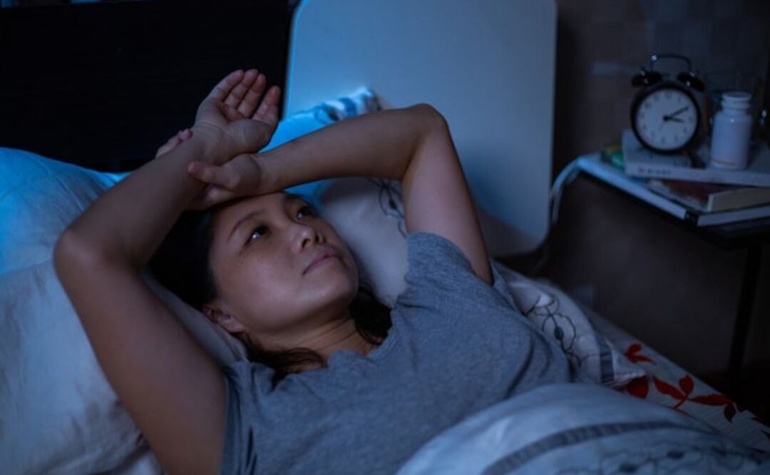 Los peligros de mantenerse despierto más allá de la medianoche. Fuente: Freepik.