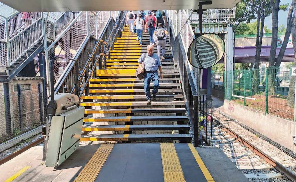 El salvaescaleras en la estación Estadio Azteca ya se encuentra instalado. Foto: ARANTXA MEAVE/EL UNIVERSAL