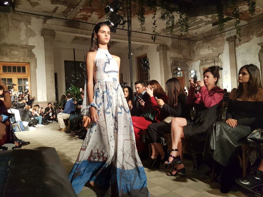 Algunas piezas incluían incrustaciones metálicas y perlas, mientras que otras se enriquecieron con bordados alusivos al mundo marítimo. [Fotos: Claudia Ramírez y Rodrigo Guerrero]