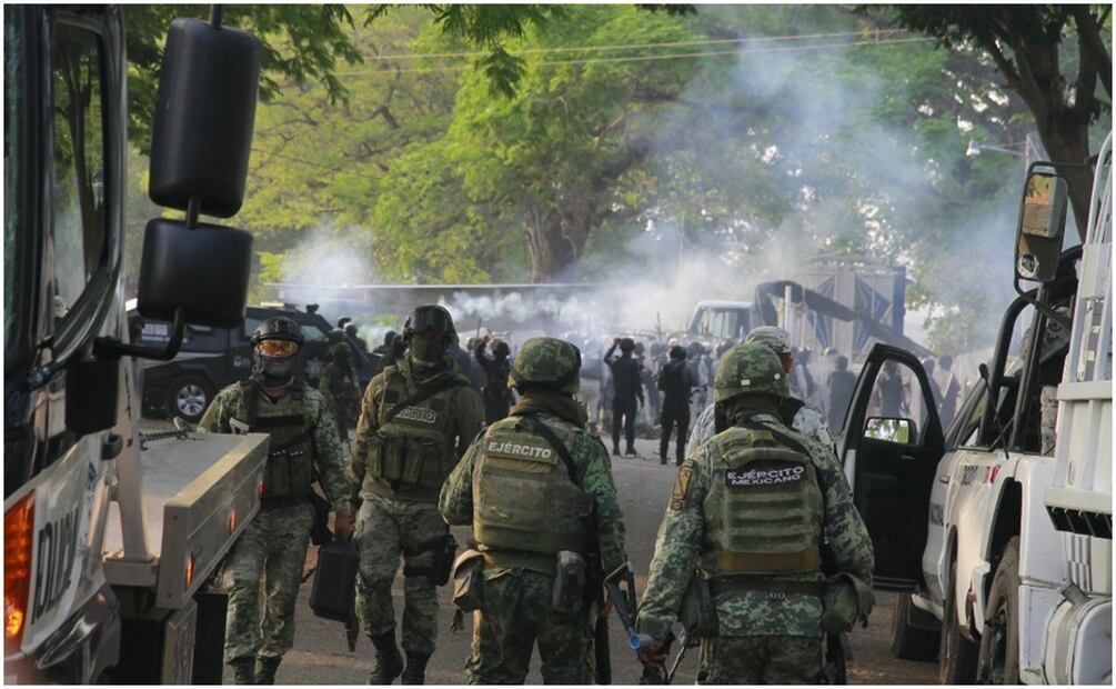 Pobladores de Quespala, municipio de Frontera Comalapa, Chiapas se enfrentan con soldados y policías durante un operativo. Foto: Fredy Martín Pérez / EL UNIVERSAL